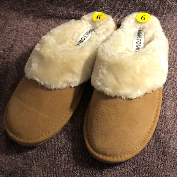 Minnetonka Cozy Tan and Cream slide in Slippers. - Picture 2 of 6
